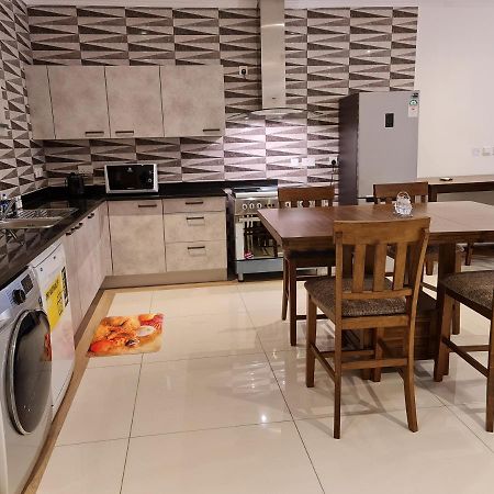 Royale Suites By Arc Royal Luxury Apts อองซ์รอแยล ภายนอก รูปภาพ