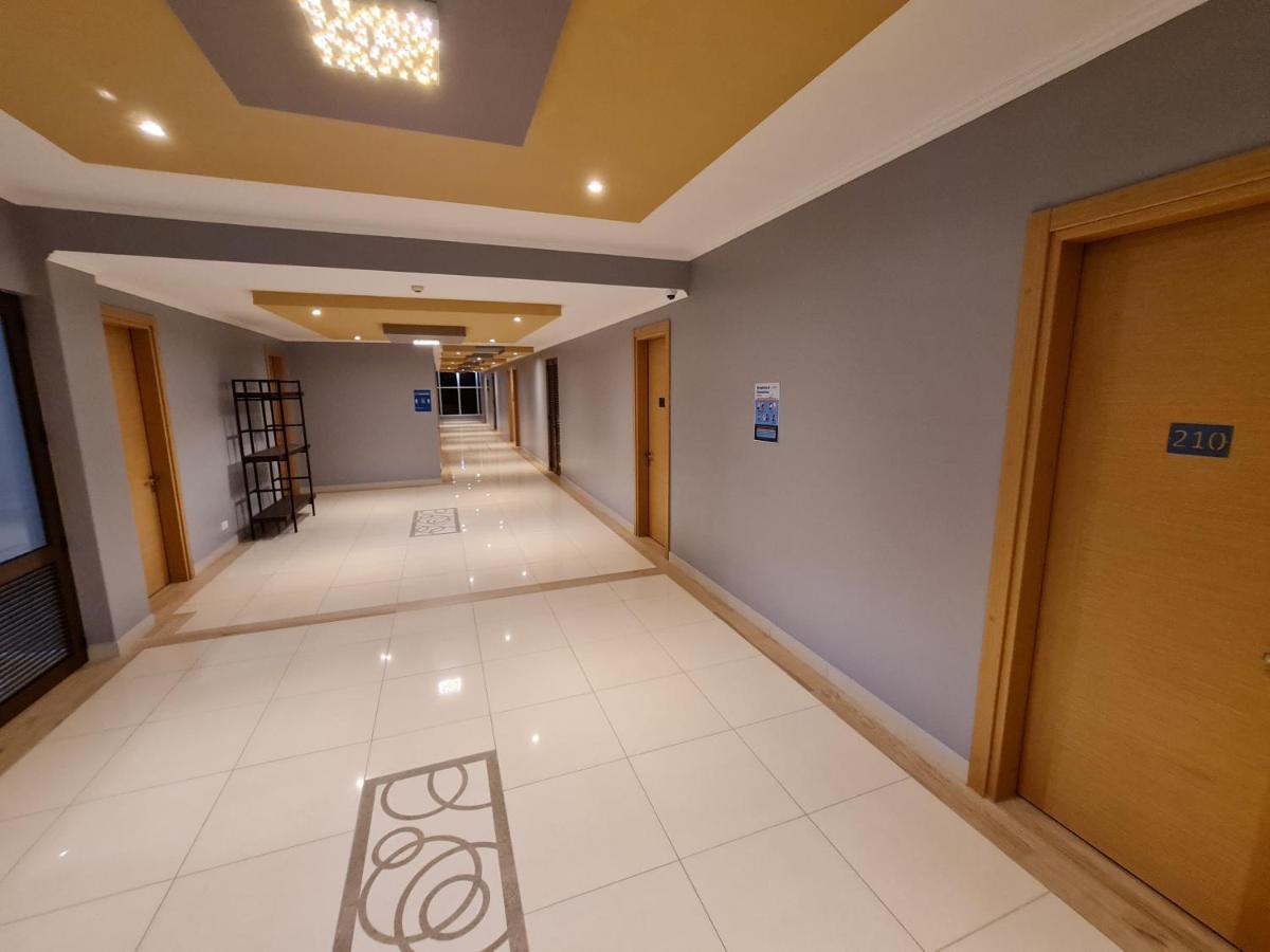 Royale Suites By Arc Royal Luxury Apts อองซ์รอแยล ภายนอก รูปภาพ